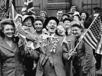 Ciudadanos británicos celebran en Londres el fin de la Segunda Guerra Mundial el 8 de mayo de 1945.
