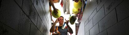 Raonic firma autógrafos a los aficionados.
