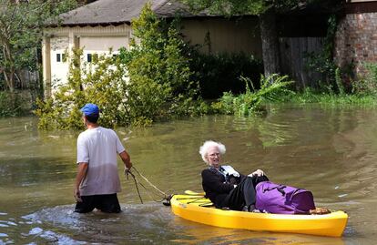Una mujer es evacuada en una canoa en Lakeside (Houston).