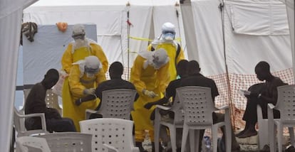 Personal sanitario atiende a pacientes con ébola en Monrovia (Liberia).