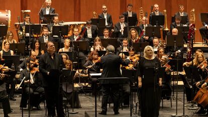 Un momento del concierto con Josep Pons, en el centro, junto a Bryn Terfel e Iréne Theorin. / ELISA HABERER