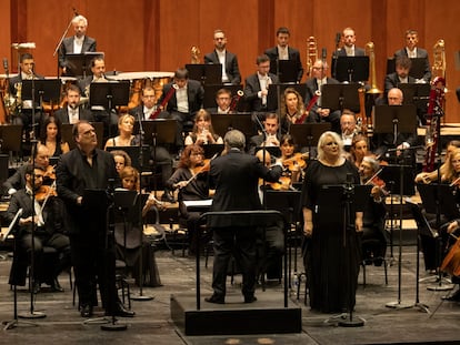 Un momento del concierto con Josep Pons, en el centro, junto a Bryn Terfel e Iréne Theorin. / ELISA HABERER