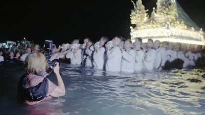 Cristina García Rodero fotografía una procesión de la Virgen del Carmen, en una imagen del documental 'La mirada oculta'.