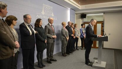 Iñigo Urkullu, ayer durante su comparecencia, acompañado por los consejeros del Gobierno vasco. 