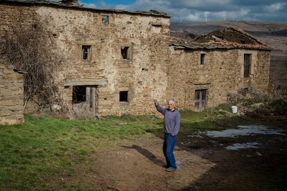 Laureano Fuentelsaz (70 años), en la antigua Calle Mayor de Estepa de Juan, ahora en ruinas. 