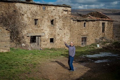 Laureano Fuentelsaz (70 años), en la antigua Calle Mayor de Estepa de Juan, ahora en ruinas.