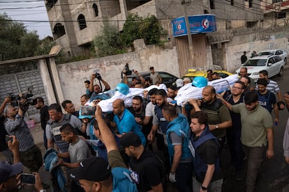 Familiares y compañeros periodistas portaban este martes los cuerpos de los reporteros palestinos Said al Taweel y Mohammed Sobboh, muertos durante un ataque aéreo israelí en la ciudad de Gaza. 