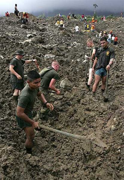 <i>Marines</i> estadounidenses trabajan en las tareas de rescate.