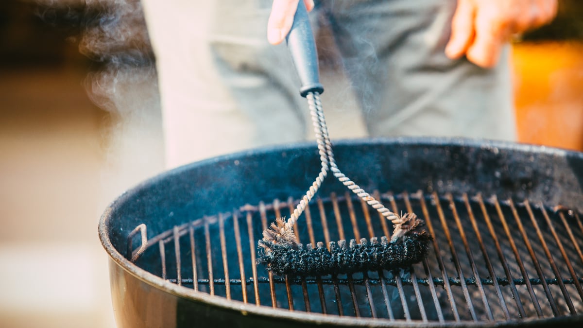 Los mejores cepillos para limpiar la barbacoa y dejar la parrilla reluciente.