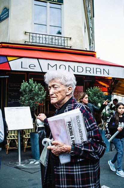 Paseante del Boulevard Saint-Germain.