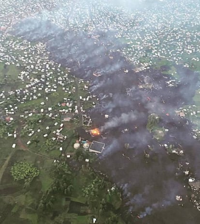 El Nyiragongo no había entrado en erupción desde 2002, cuando también lo hizo el Nyamuragira, forzando a unas 300.000 personas a huir de “riadas” de lava que cubrieron gran parte de Goma y mataron a cerca de 200 personas. Virunga, situada en la provincia de Kivu Norte (este), una de las más afectadas por la violencia en la RDC, es de los pocos destinos turísticos de esta nación centroafricana, y es Patrimonio de la Humanidad desde 1979. En la imagen, vista área de la ciudad de Goma afectada por la lava, este domingo.