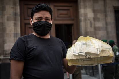 Luis Fernando Olvera, padre de un niño con cáncer, con una donación de medicamentos para las quimioterapias. 