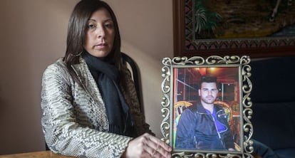 Esmeralda Martínez sostiene una foto de su sobrino José Luis Martínez.