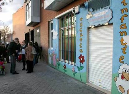 Padres afectados ante la escuela infantil El Borreguito Azul, en el barrio de Las Rosas.