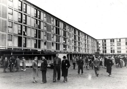 Prisioneros judíos, paseando por el inmenso patio del campo de concentración de Drancy, en diciembre de 1942.