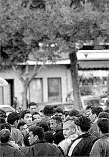 Un grupo de inmigrantes, tras dejar su encierro en Cornellà.