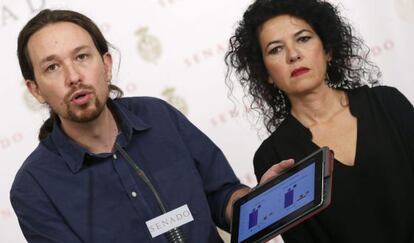 El secretario general de Podemos, Pablo Iglesias, junto a la senadora de la formación Maribel Mora Grande este jueves.