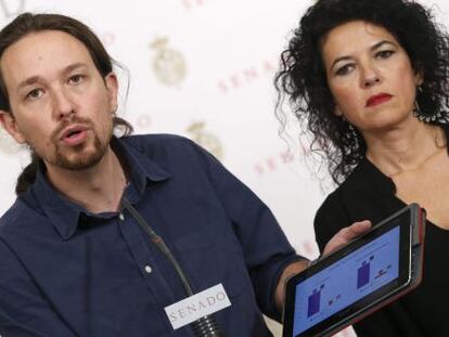 El secretario general de Podemos, Pablo Iglesias, junto a la senadora de la formación Maribel Mora Grande este jueves.