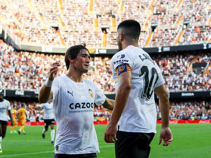 Carlos Soler of Valecia celebrates a goal with teammates during the Santander League match between Valencia CF and Girona FC at the Mestalla Stadium on August 14, 2022, in Valencia, Spain.
AFP7 
14/08/2022 ONLY FOR USE IN SPAIN