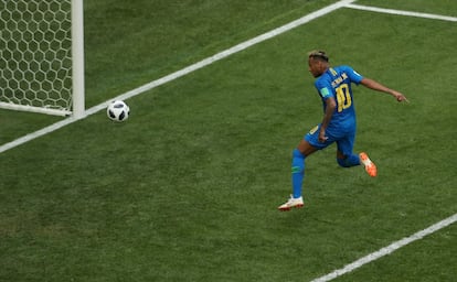 Neymar marca el segundo gol de la selección de Brasil.