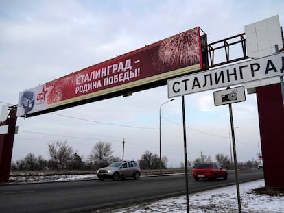 Una señal de tráfico en Volgogrado en la que se lee "Stalingrado", este martes.
