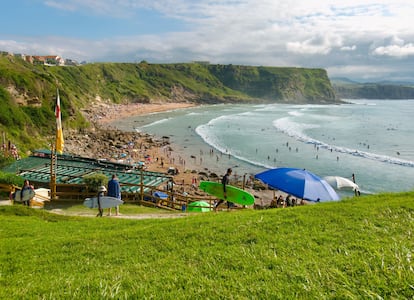 Surfistas y bañistas comparten espacio en la playa de Los Locos.