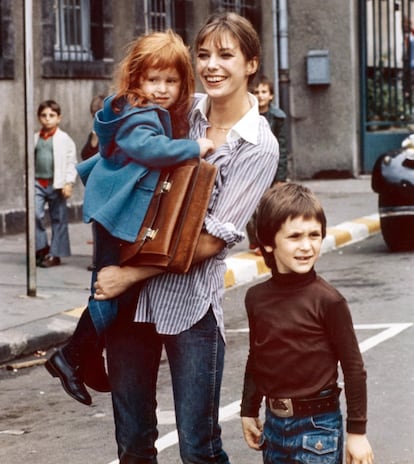 La virtud de vestirse con sencillez, aunque asequible, no está al alcance de todos. En la imagen, Birkin con sus dos hijas mayores – Kate Barry y Charlotte Gainsbourg– luce vaqueros oscuros y camisa blanca. O lo que es lo mismo: un maravilloso ejercicio de estilo 'norm core'.