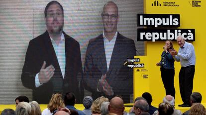 El candidato de ERC al Parlamento Europeo, Oriol Junqueras, y el senador electo Raül Romeva, participan por videoconferencia en un mitin en Sant Vicent del Horts (Barcelona).