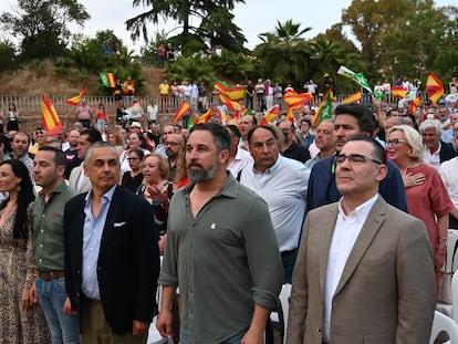 De derecha a izquierda, el candidato de Vox a la Alcaldía de Badajoz, Marcelo Amarilla; el presidente del partido, Santiago Abascal, y el candidato a la Junta de Extremadura, Ángel Pelayo, entre otros, el viernes, en un mitin en el auditorio pacense Ricardo Carapeto.