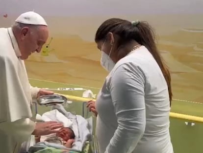 Captura de vídeo difundida por el Vaticano muestra al Papa Francisco bautizando, este viernes en el Hospital Gemelli.