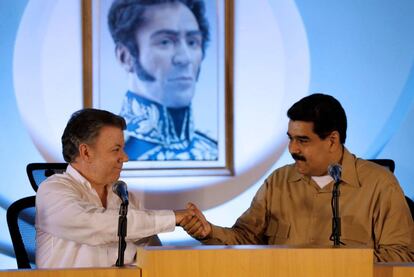 Juan Manuel Santos (izquierda) y Nicolás Maduro sellan su pacto para abrir la frontera.