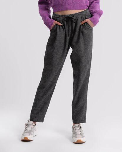 Este pantalón de espiguilla, de Molly Bracken, es perfecto para llevar con zapatillas y una sudadera en plan informal o puede ser también tu perfecto básico de oficina.

Desde 34,20€