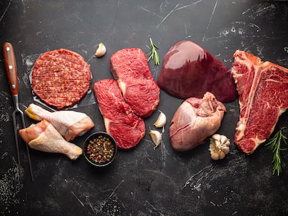 Selección de distintos cortes de carne de ternera, cerdo y pollo.