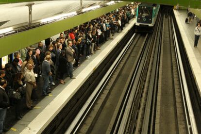 Andén de metro de Gare du Nord, en París, durante el paro convocado por los sindicatos contra la reforma de las pensiones.