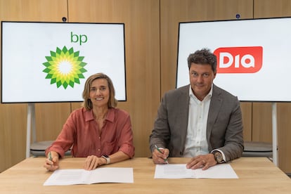El consejero delegado de Día España, Ricardo Álvarez, y la presidenta de BP Energía España, Olvido Moraleda.