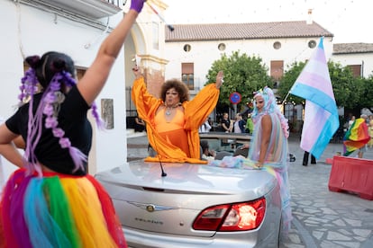 Fede Benitez, La Distraída, y Manuel Calvillo ‘La Peligro’ durante el desfile del orgullo en la localidad de Zahara de la Sierra.
