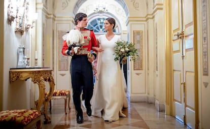 Fernando Fitz-James Stuart y Solís, hijo del Duque de Alba, y Sofía Palazuelo, a su llegada al palacio de Liria, en Madrid, en su enlace matrimonial.