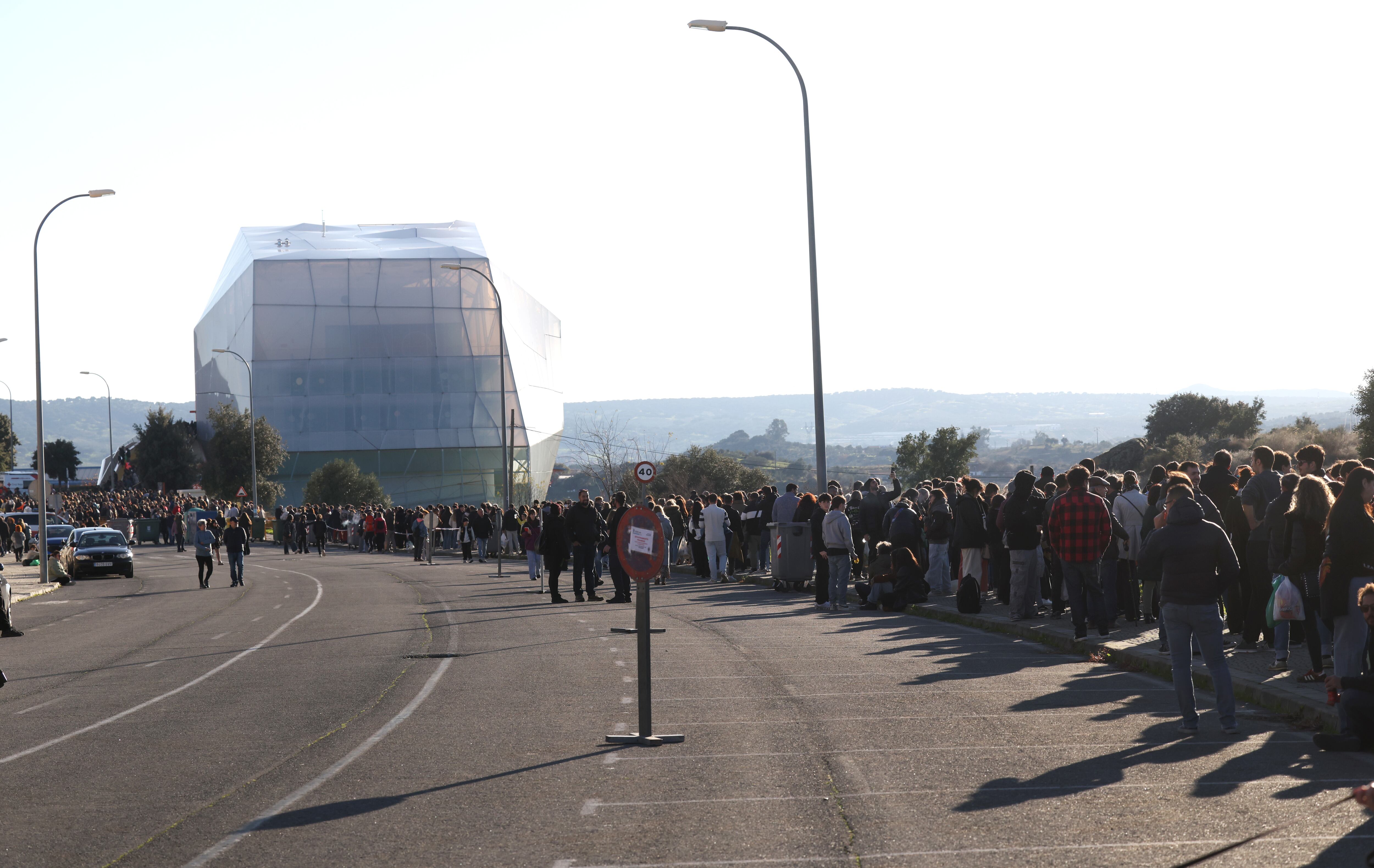Larga cola para llegar al homenaje, este domingo, en Plasencia.