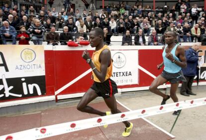 Los atletas africanos Geoffrey Kusuru y Ali hassan Mahboob durante la prueba en que batieron el récord de Mariano Haro.
