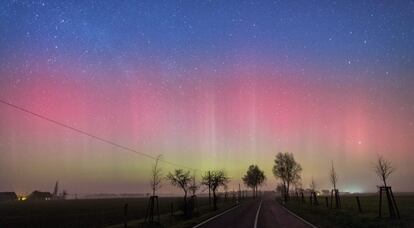 Les llums de l'aurora boreal il·luminen el cel a Lietzen (Alemanya).