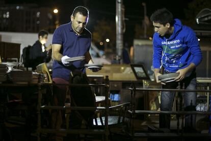 Dos vendedores se preparan para la subasta, el pasado viernes por la madrugada.