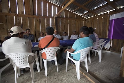 Reunión de los comisarios de las ocho poblaciones organizadas para regular el cultivo de la amapola en la zona en Filo de Caballos (México), el 12 de mayo de 2016.