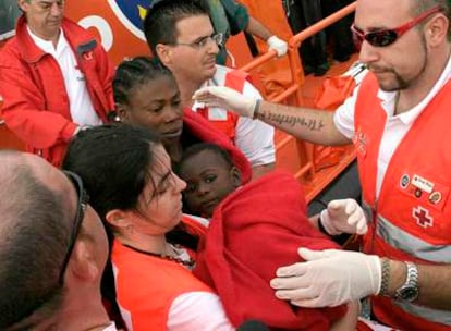 Nafiseh y su hija son atendidas a su llegada a Motril.