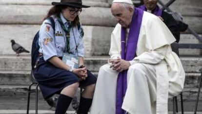 El Papa confesó el sábado a los fieles en la plaza de San Pedro.