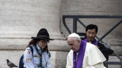 El Papa confesó el sábado a los fieles en la plaza de San Pedro.