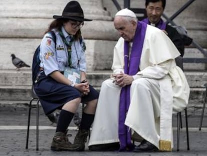 El Papa confesó el sábado a los fieles en la plaza de San Pedro.