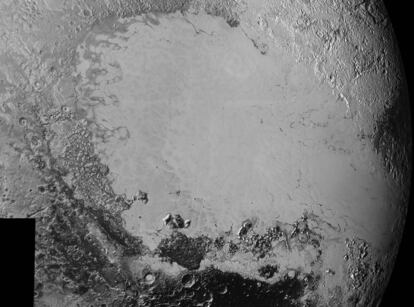 Mosaico de imágenes de alta resolución de Plutón. En el centro de la fotografía la llanura helada Sputnik, una región región lisa y brillante que contrasta con los cráteres y los sistemas montañosos de su alrededor.