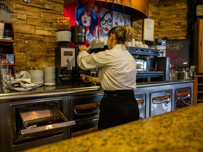 Una camarera trabaja en una cafetería de un polígono industrial en A Coruña.