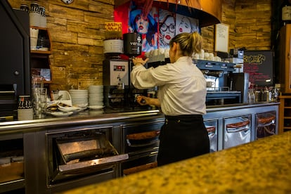 Una camarera trabaja en una cafetería de un polígono industrial en A Coruña.