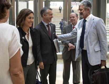 Urkullu saluda a Manuel Marín en presencia de Ibon Areso y de Cristina Uriarte en el Guggenheim.